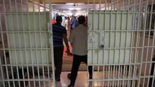 آقای فرهادی گفته که در زندان وکیلآباد همه زندانیها در مراسم مذهبی شیعی شرکت میکردند