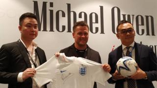 Cựu tiền đạo Michael Owen tại Việt Nam hôm 13/8/2018