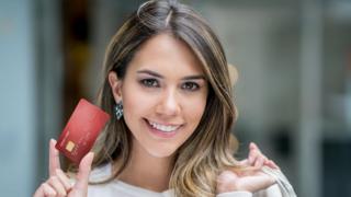Mujer con tarjeta de crédito.