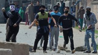 Столкновения демонстрантов в Кашмире с индийскими силами безопасности возле избирательного участка в Сринагаре 9 апреля 2017 года