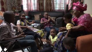 Nwaanyị na-edepụta akwụkwọ ọgụgụ n'asụsụ Igbo
