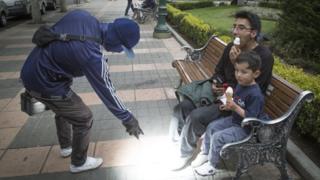 Lustrabotas con unos clientes