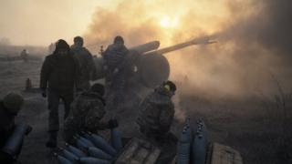   Ukrainian soldiers fire a howitzer near a front line in the eastern Donetsk region. Photo: January 11, 2018 