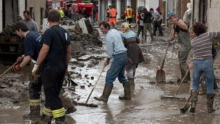 People help to clean up flood damage in southern Germany