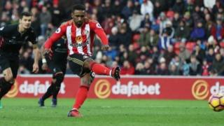 Jermain Defoe a lokacin da yake buga daya daga cikin fanareti biyun da Sunderlanda ta samu