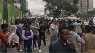 በኦሮሚያ ክልላዊ መንግስት ፕሬዝዳንት ጽህፈት ቤት አቤቱታቸውን ሊያሰሙ ከመጡ የጎባ ከተማ ተወላጆች መካከል በከፊል