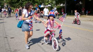 Desfile de bicicletas decorado para o Dia da Independência