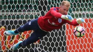 Goolhayihii hore ee kooxda Manchester United Joe Hart ayaa waxaa danaynaya kooxda Westham.