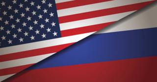 американский и российский флаги