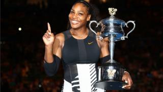 Serena Williams avec son trophée de l'Open d'Australie 2017