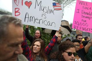Manifestantes protestando contra la orden de "escrutinio extremo" de Trump.