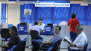 Pessoas são atendidas em guichês da Previdência Social