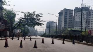 সকাল থেকে ঢাকার রাস্তাঘাট ছিল অস্বাভাবিক রকম ফাঁকা
