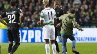 Shabiki aingia uwanjani na kujaribu kumpiga teke Mbappe