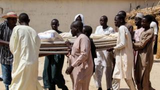 People carry deadi bodi