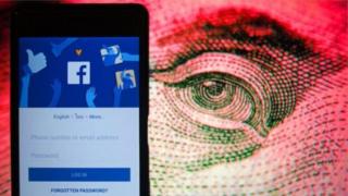 Екран телефону зі сторінкою Facebook та намальоване людське око