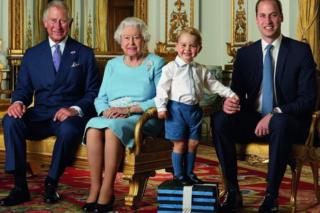 Принц Джордж стоит на блоках из пенопласта во время фотосессии в Королевской почте, чтобы найти марку, посвященную 90-летию королевы. Лист также показывает - принц Чарльз, королева и принц Уильям