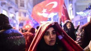امرأة وعلم تركيا