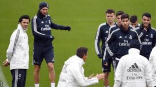 Santiago Solari (ibumoso) ku wa kabiri yayoboye bwa mbere imyitozo y'ikipe ya Real Madrid
