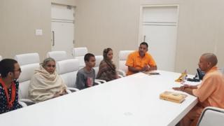 योगी आदित्यनाथ के साथ कमलेश तिवारी के परिजन