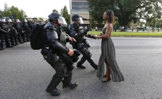 Ifoto y'imyigaragambyo yo muri Baton Rouge