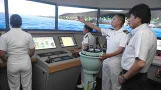 Evo Morales en un barco