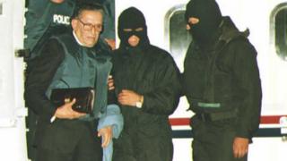 Luis García Meza es bajado de un avión