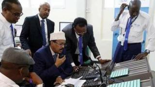 Le président Farmajo joue les aiguilleurs du ciel
