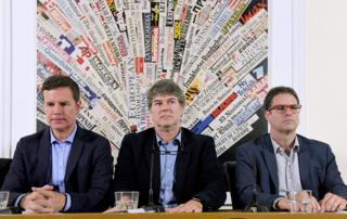 Vítimas de abuso sexual no Chile Jose Andres Murillo (à direita), James Hamilton (ao centro) e Juan Carlos Cruz (à esquerda) em maio de 2018