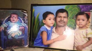 தந்தை மங்கள் சிங்குடன் சுக்கா, பாருல் மற்றும் மான்சி