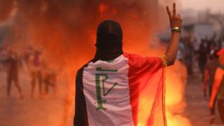 محتجون يتحدون حظر التجوال في بغداد