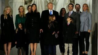 Концертке келген Трамптын үй бүлөсү.