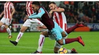 Lanzini na faduwa lokacin da Erik Pieters ya nemi kwace bal a wurinsa