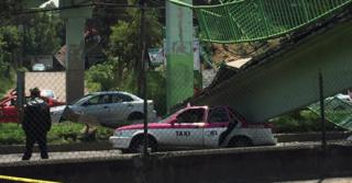 Taxi aplastado por un puente en México tras el terremoto
