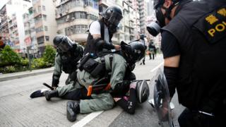 香港深水埗防暴警員拘捕一名懷疑示威者(11/8/2019)