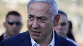 Thủ tướng Israel Benjamin Netanyahu nói chuyện với báo chí tại địa điểm nơi một binh sĩ Israel ngoài nhiệm vụ được tìm thấy đã chết