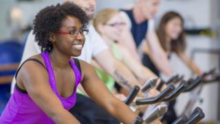 Pessoas fazem exercício em bicicletas ergométricas
