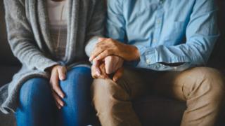 Una pareja tomada de las manos