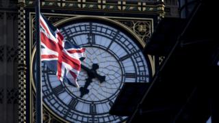 Bandera británica ondea frente al Big Ben