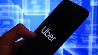 Общее изображение человека, открывающего приложение Uber