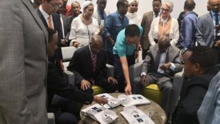 ኮፍ ካብ ዝበሉሚኒሰትሪ ወጻኢ ጉዳያት ኤርትራ ኣቶ ዑስማን ሳልሕን፡ ኣማኻሪ ፕረዚደንትን ሓለፊ ፖሎቲካዊ ጉዳያት ህዝባዊ ግንባር ንዲሞክራስን ፍትሕን ኣቶ የማን ገብረኣብን
