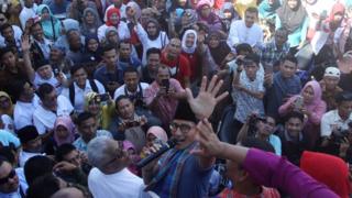 Calon Wakil Presiden Republik Indonesia no urut 02, Sandiaga Uno mengangkat tangannya (dua kiri ke kanan) saat berkunjung ke Pasar Raya Inpres II, Padang, Sumatera Barat, Jumat (19/18/2018).