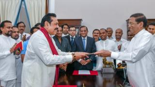 මහින්ද රාජපක්ෂ නව අගමැතිවරයා ලෙස දිවුරුම් දුන් අවස්ථාව