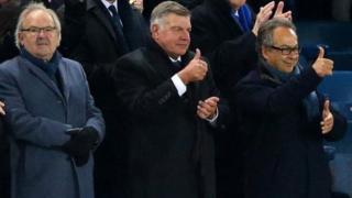 Sam Allardyce (a tsakiya) da mai kungiyar Everton Farhad Moshiri a Goodison Park