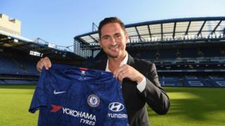 Lampard di aṣọ Chelsea kan mu