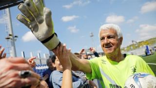 Isaak Hayik, the oldest football player in the world