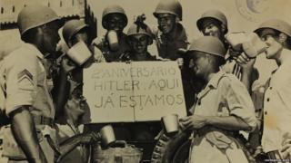Soldados seguram cartaz