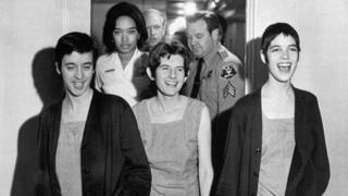 Susan Atkins (izqda), Patricia Krenwinkel y Leslie Van Houten,(derecha)