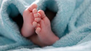 Pies de un bebé humano