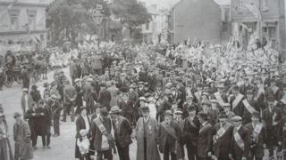 World War One: How Wales celebrated the Armistice - BBC News